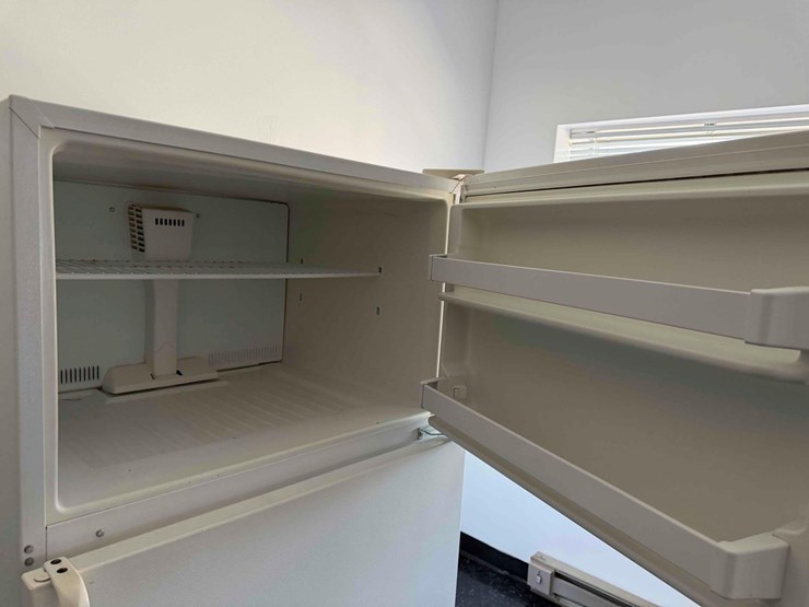 whirlpool-refrigerator/-freezer-combo-image-4