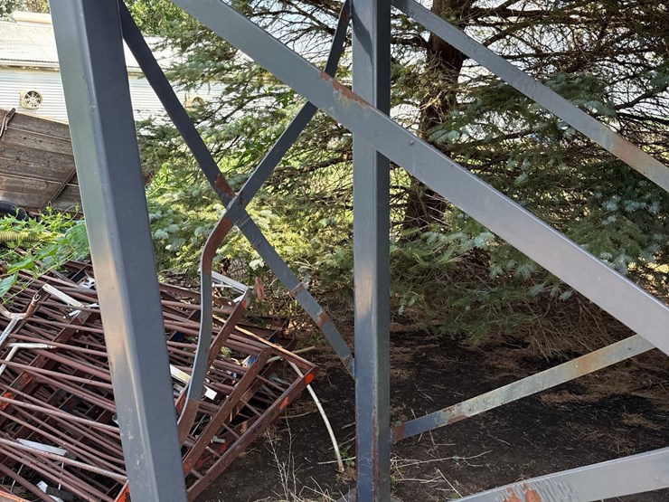 approx-300bu-holding-bin-with-stand-image-8