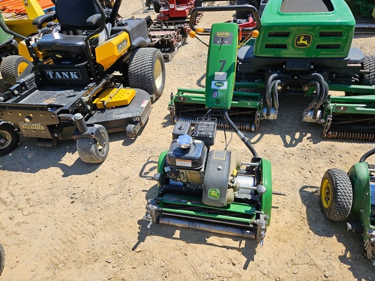john-deere-220-image-8