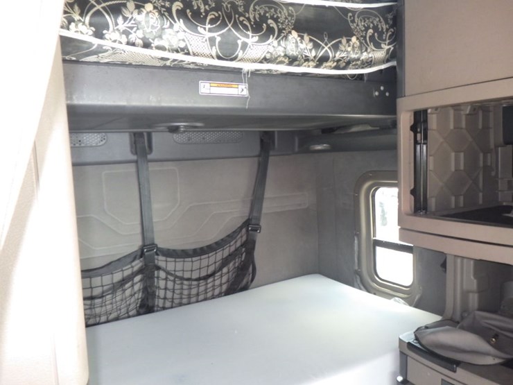 2018-freightliner-cascadia-125-image-4