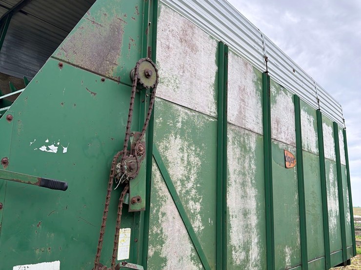 badger-18ft-front-unload-silage-wagon-image-11