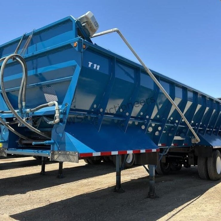 2016 Versa V-Bottom Spreader Trailer