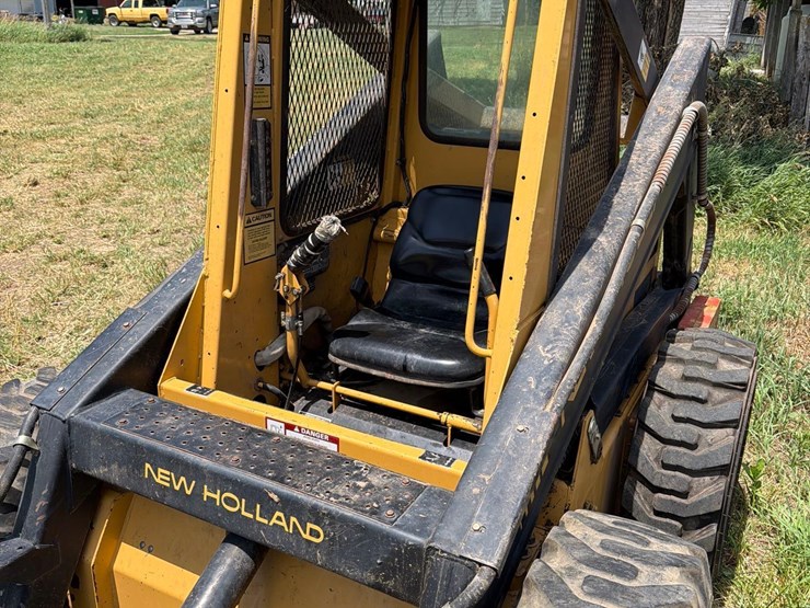 new-holland-l553-image-9