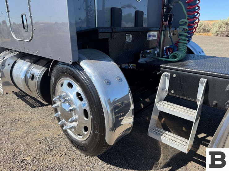 2016-peterbilt-579-image-15