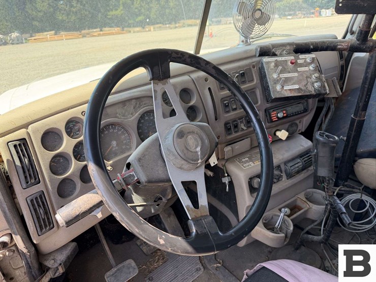 2002-mack-ch613-image-36