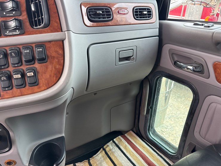 2007-peterbilt-379-image-63