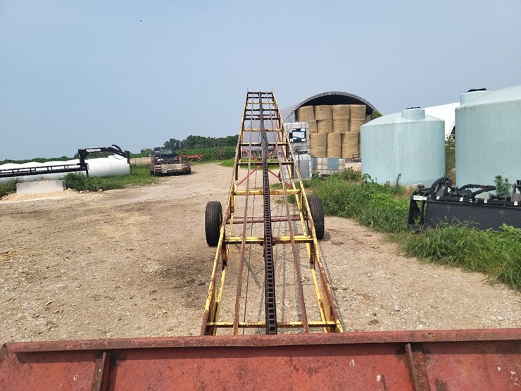 new-holland-bale-conveyor-w/transport-tires-and-electric-motor-image-13