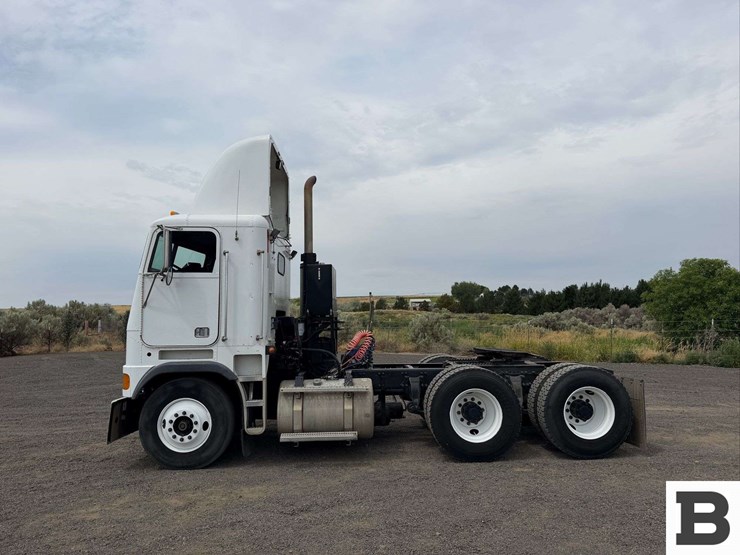 1997-freightliner-flb-high-coe-tractor-truck-image-2