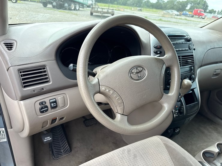 2009-toyota-sienna-image-27