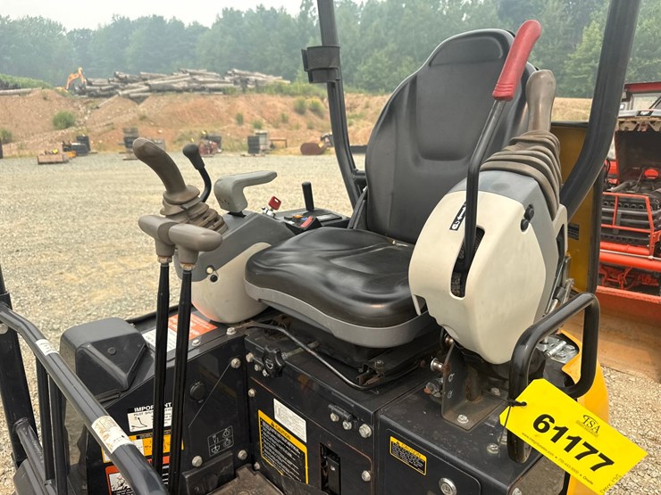 2023-deere-17g-image-31