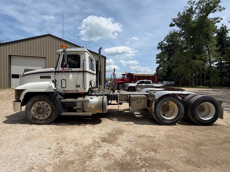 #1509-•-mack-day-cab-truck-tractor-image-2