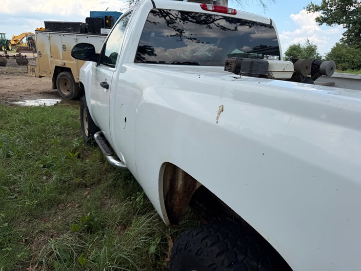 2010-chevrolet-silverado-2500-image-17