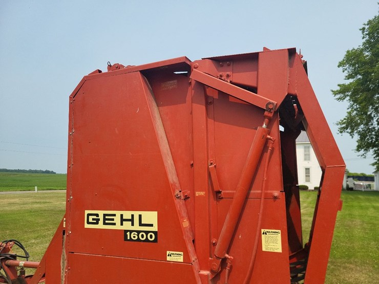 gehl-1600-round-baler-image-17