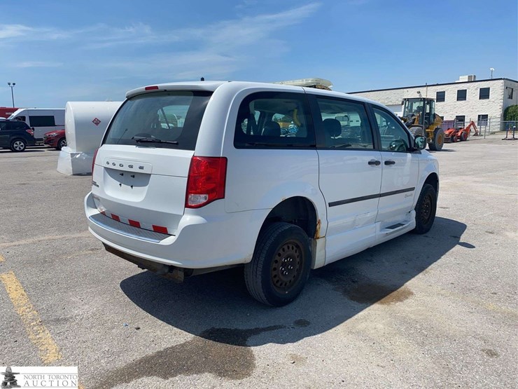 2014-dodge-grand-caravan-sxt-image-5