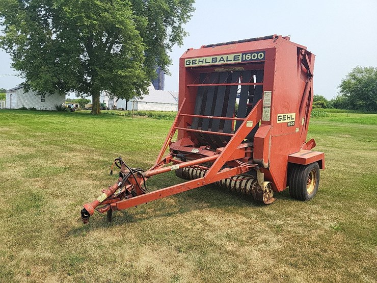 gehl-1600-round-baler-image-1