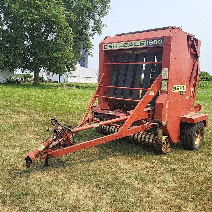 Gehl 1600 Round Baler