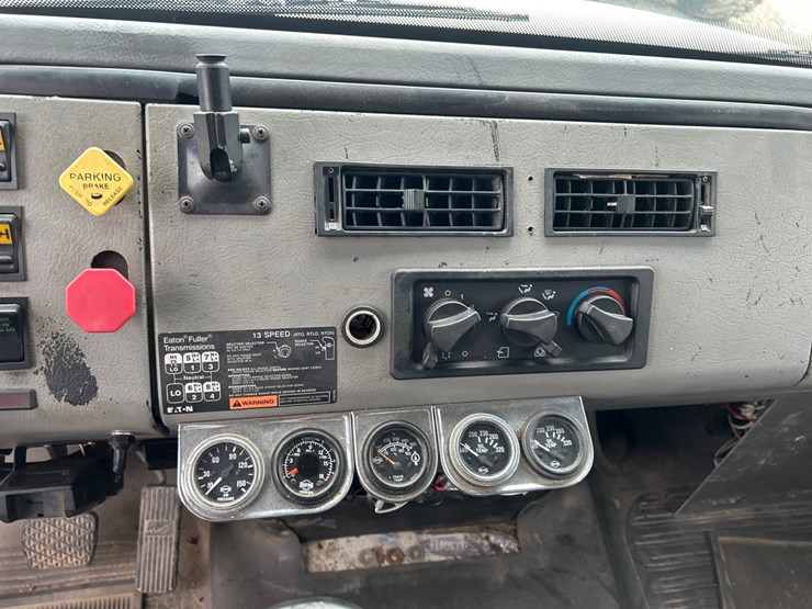 2003-freightliner-fl112-image-31