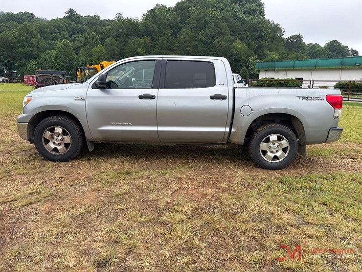 2011-toyota-tundra-sr5-image-5