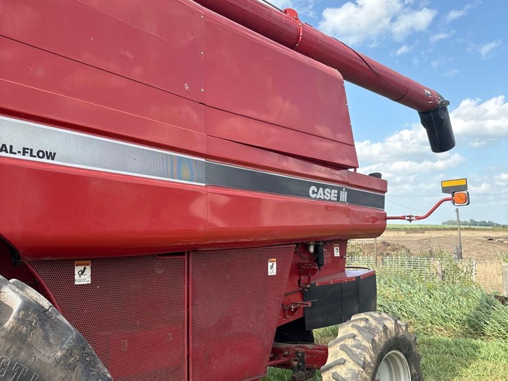 2006-international-2388-axle-flow-combine-image-20