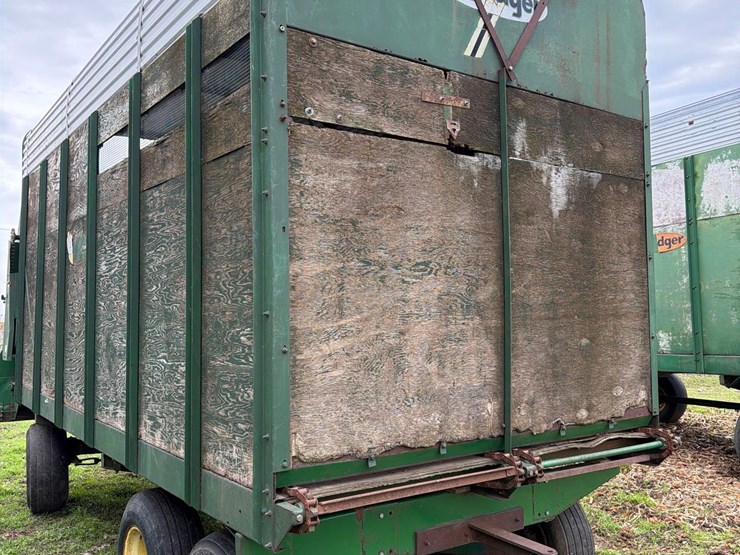 badger-18ft-front-unload-silage-wagon-image-5
