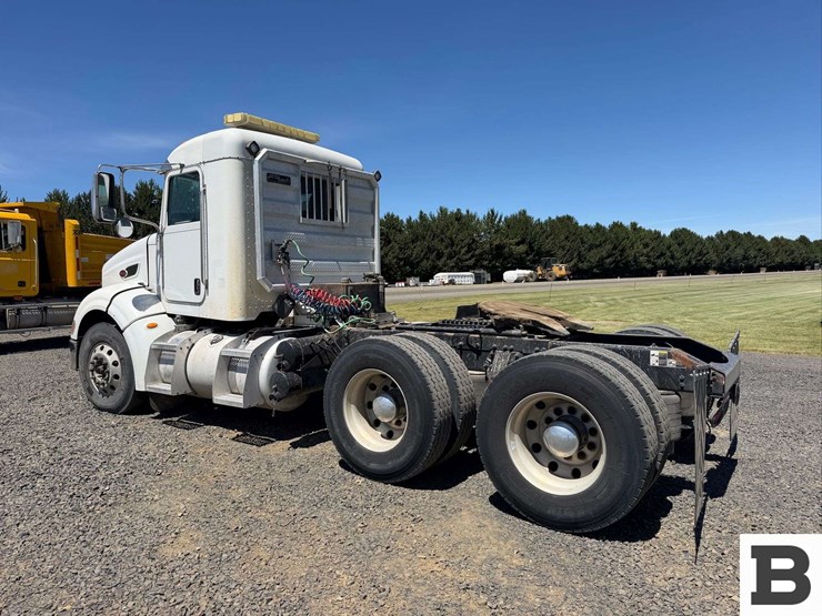 2012-peterbilt-384-image-3