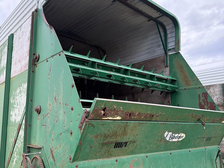 badger-18ft-front-unload-silage-wagon-image-16