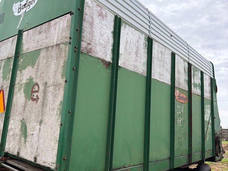 badger-18ft-front-unload-silage-wagon-image-21