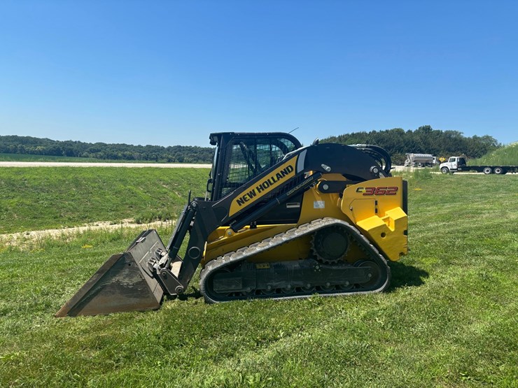 2025-new-holland-c362-image-1