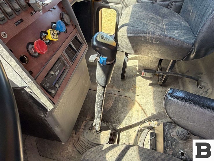 2001-mack-cl713-image-58