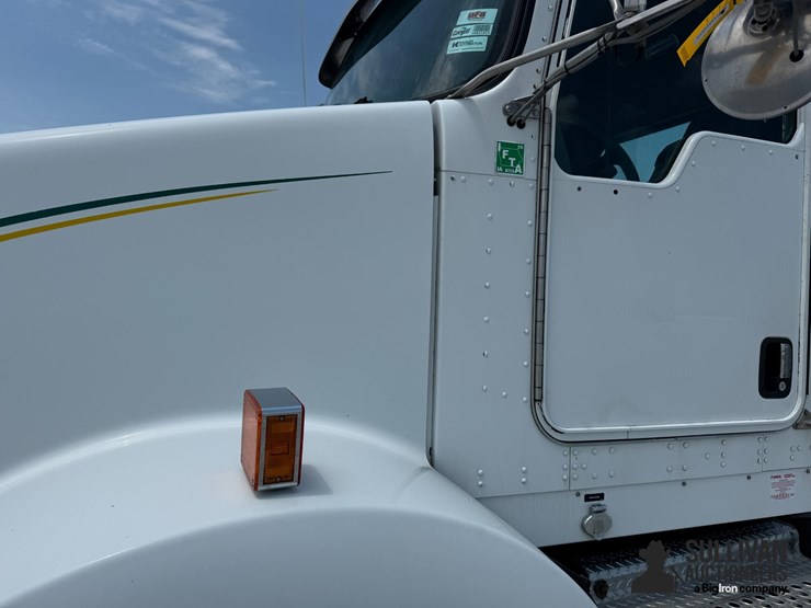 2010-kenworth-t800-image-11