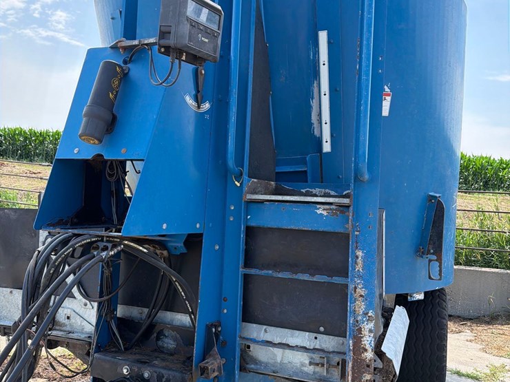 sac-3655-maxi-mixer-feeder-wagon-image-11