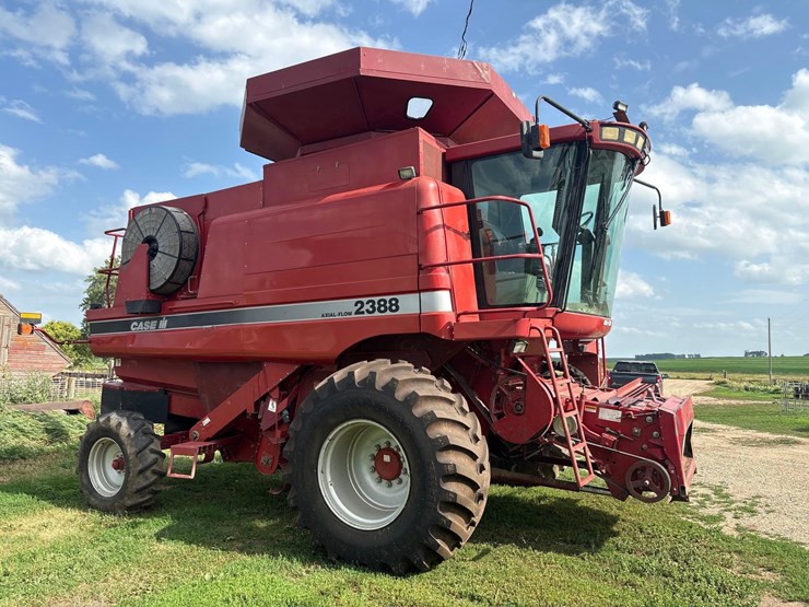 2006-international-2388-axle-flow-combine-image-4