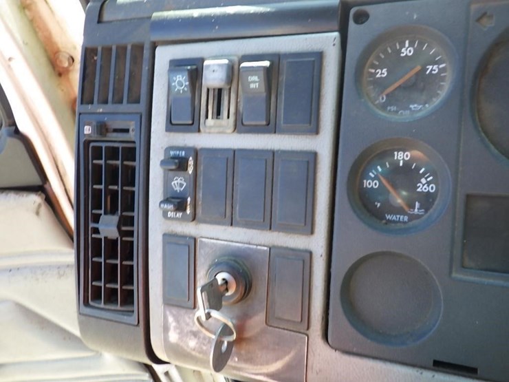 2000-freightliner-fl70-image-26