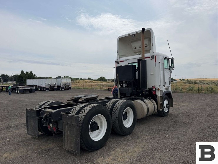 1997-freightliner-flb-high-coe-tractor-truck-image-5