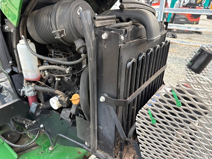 2014-john-deere-2025r-image-18