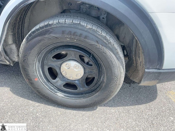 2022-ford-explorer-image-24