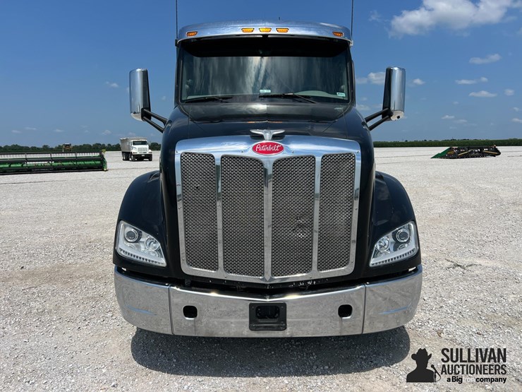 2018-peterbilt-579-image-2