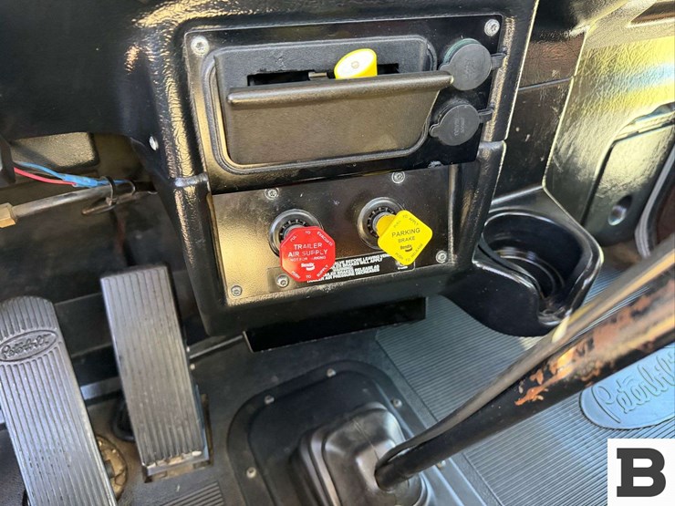 2001-peterbilt-377-image-58