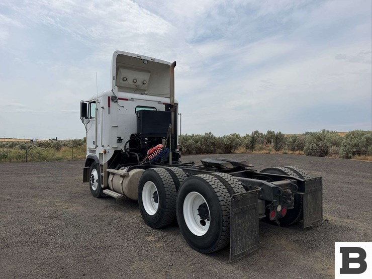 1997-freightliner-flb-high-coe-tractor-truck-image-3