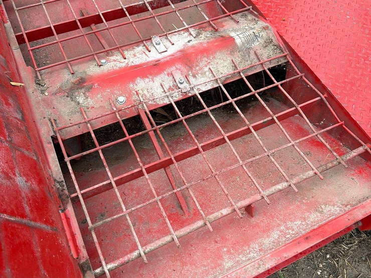 2016-farm-king-drive-over-hopper—1-owner-image-10