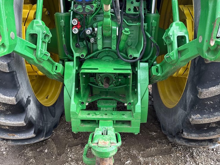 2013-john-deere-8235r-image-21