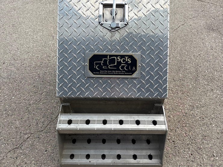 locking-semi-tool-box/-with-brackets-image-1