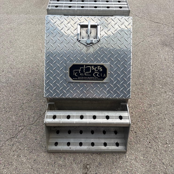 Locking Semi Tool Box/ With Brackets