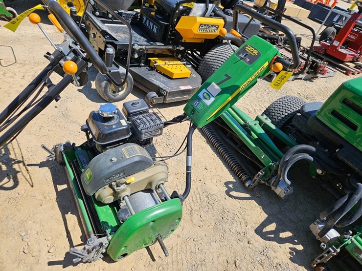 john-deere-220-image-1