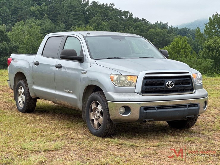 2011-toyota-tundra-sr5-image-1