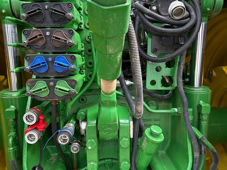 2013-john-deere-8235r-image-18