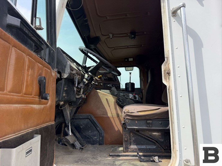 1997-freightliner-flb-high-coe-tractor-truck-image-34