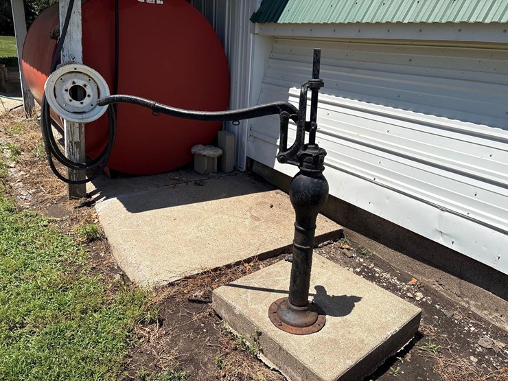 decorative-well-pump-image-1