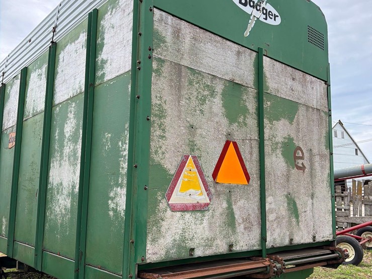 badger-18ft-front-unload-silage-wagon-image-5