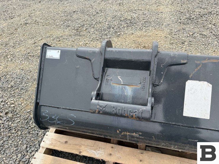 bobcat-36"-clean-out-bucket-image-7